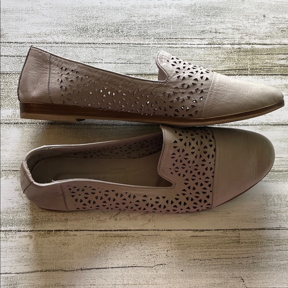 Tan Cray Leather Perforated Flats - Picture 10 of 12